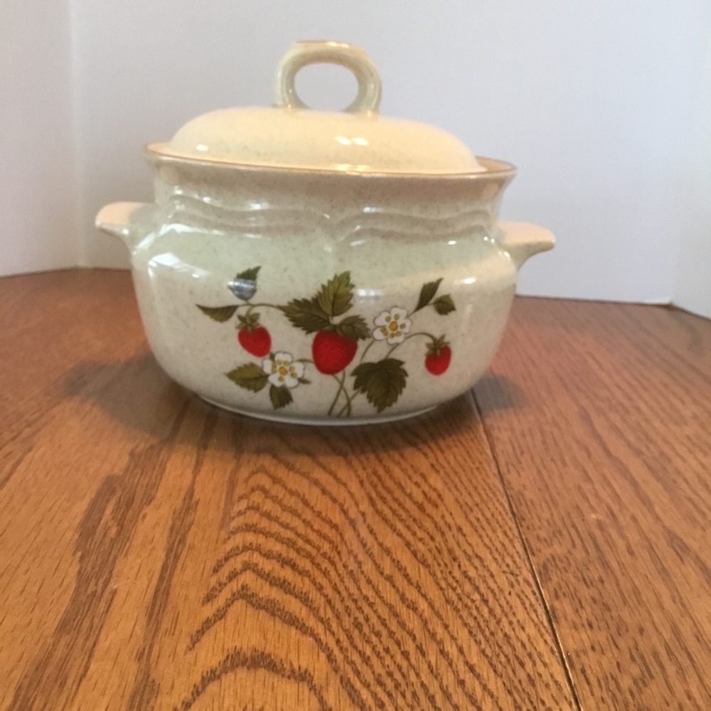 Sunmarc Endura Strawberry Stoneware Japan Small Baker,Casserole,Ramekin w/lid